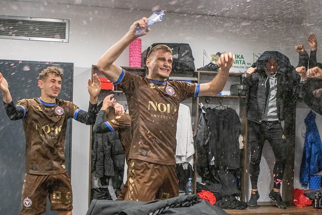 足球国足替补席贡献大，两人替补破门