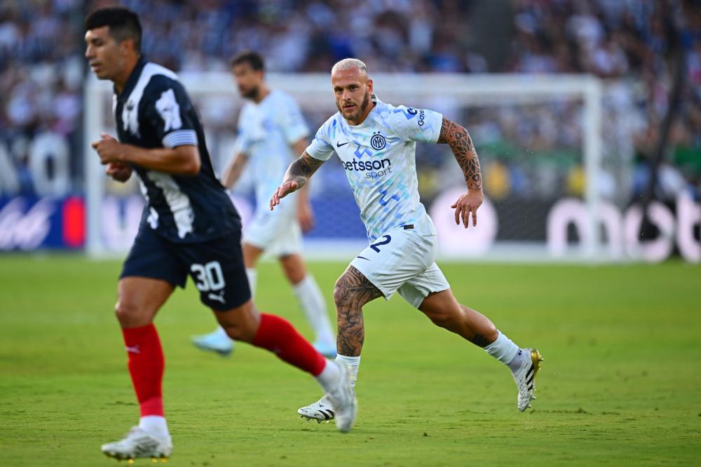 完成英格兰成年代表队首秀，夸安萨获赠纪念帽